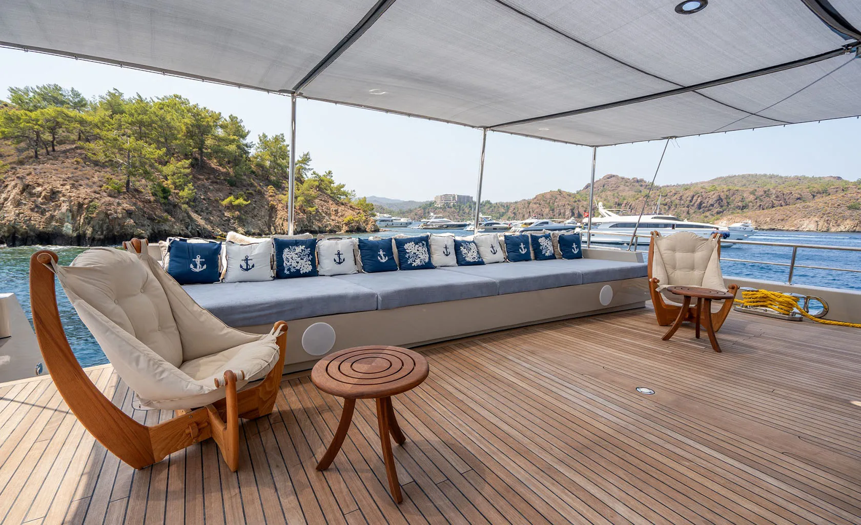 DE LOVE Aft deck