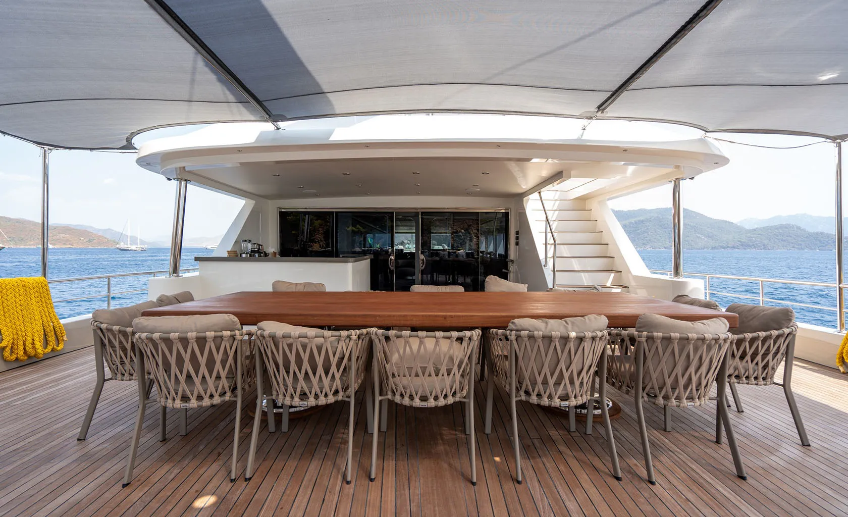 DE LOVE Aft deck