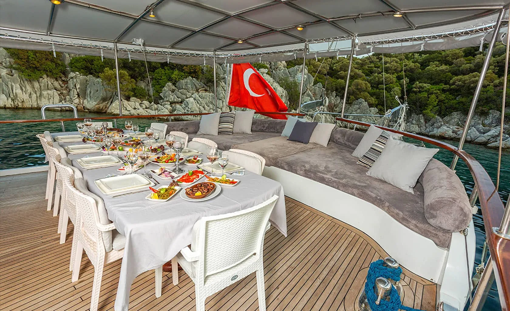 DERYA DENIZ Aft deck