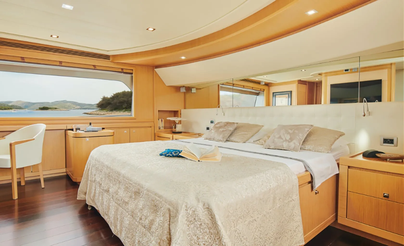 FRIENDS BOAT Master cabin