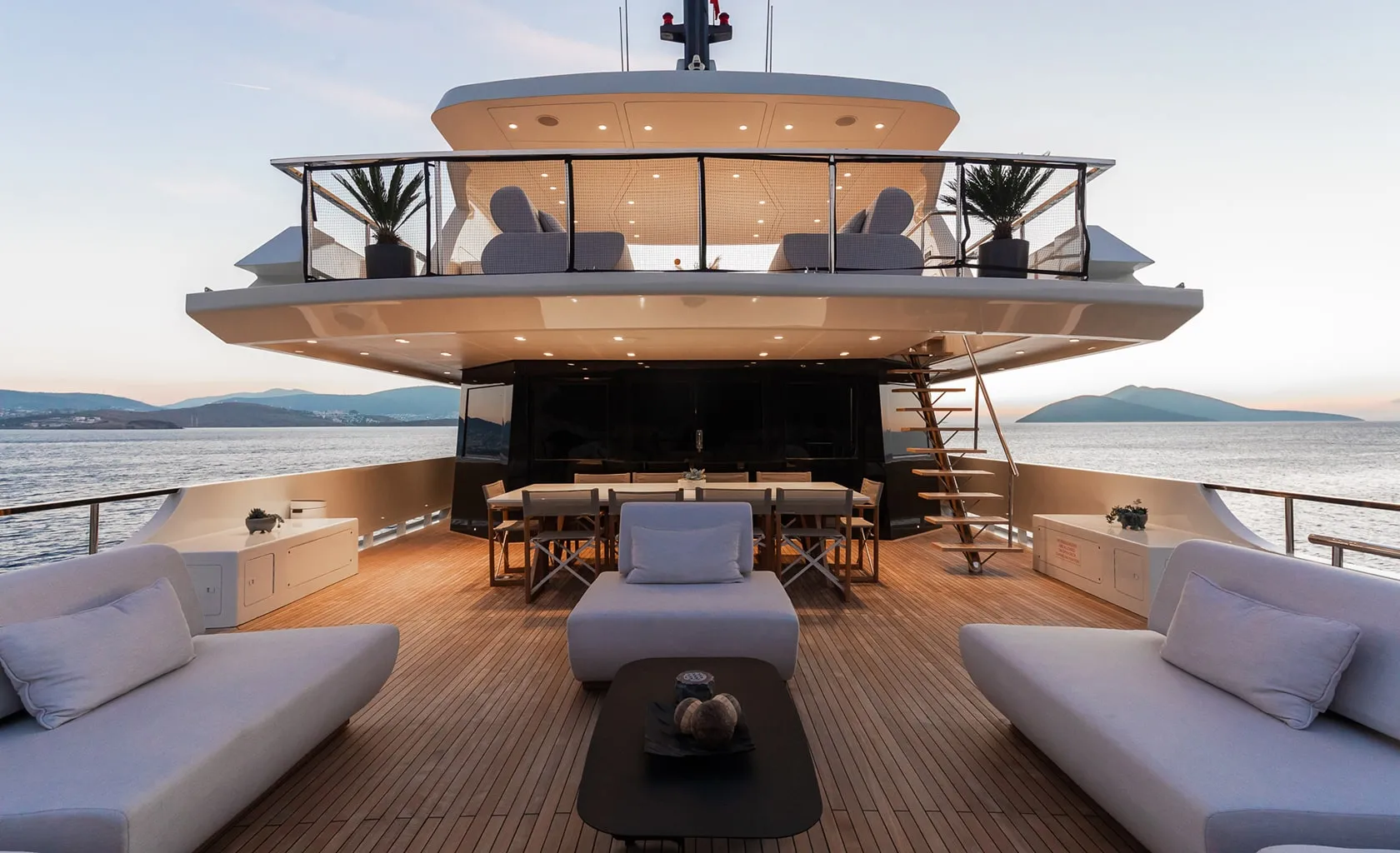 ILLUSION II Aft deck