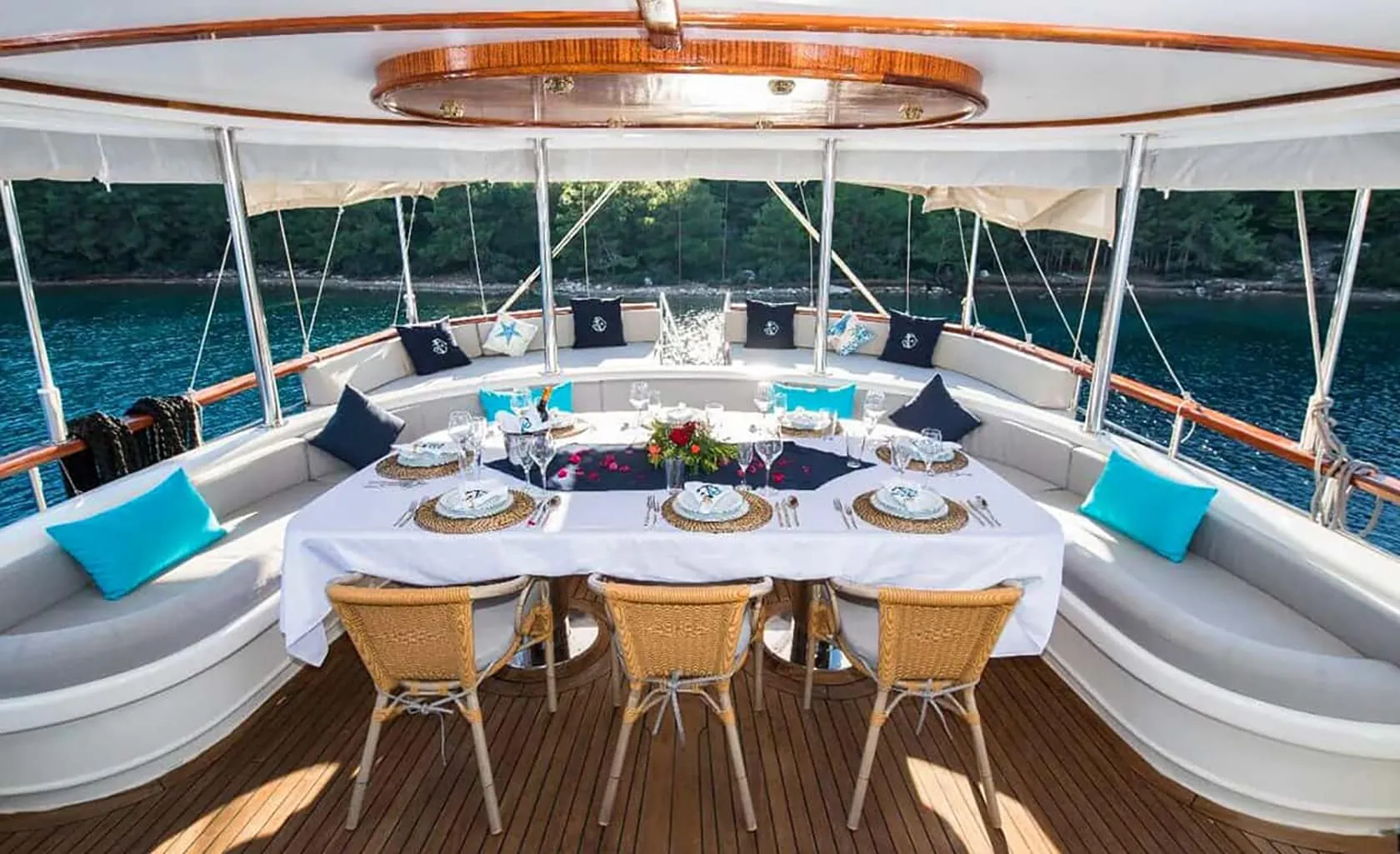 QUESTA VITA Aft deck