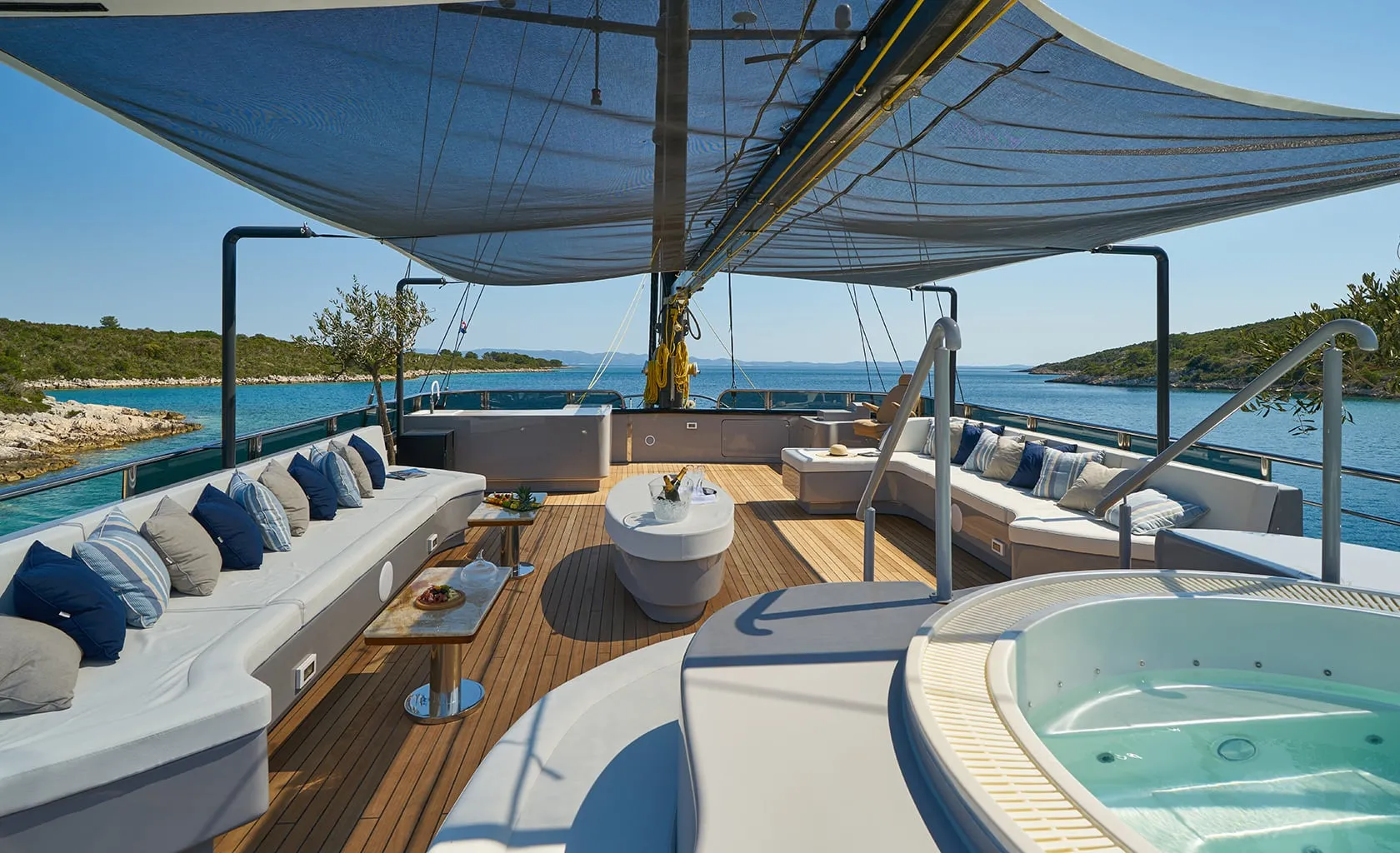 RARA AVIS Sun deck