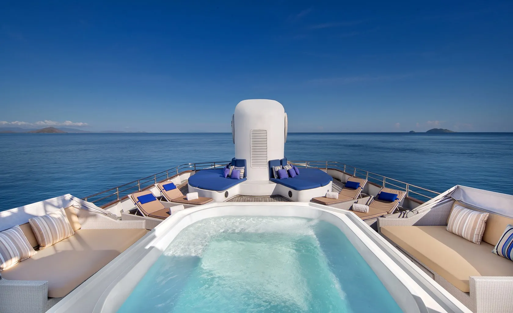 THE TRANS LUXURY YACHT Jacuzzi