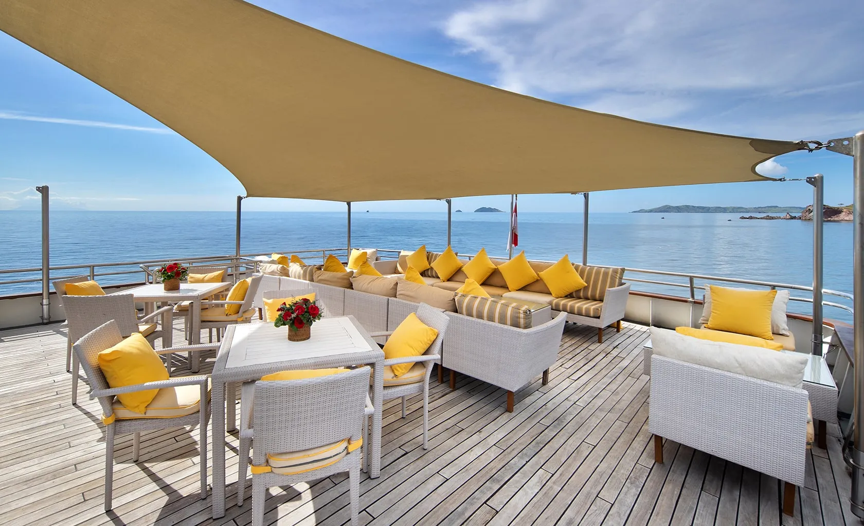 THE TRANS LUXURY YACHT Outdoor dining area