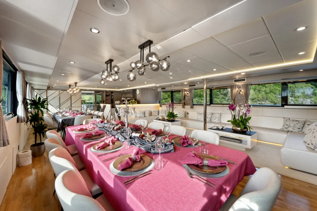 FREEDOM Formal dining in salon - Upper deck