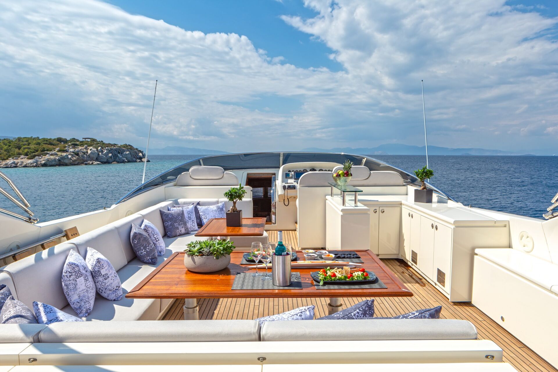 Yacht exterior image