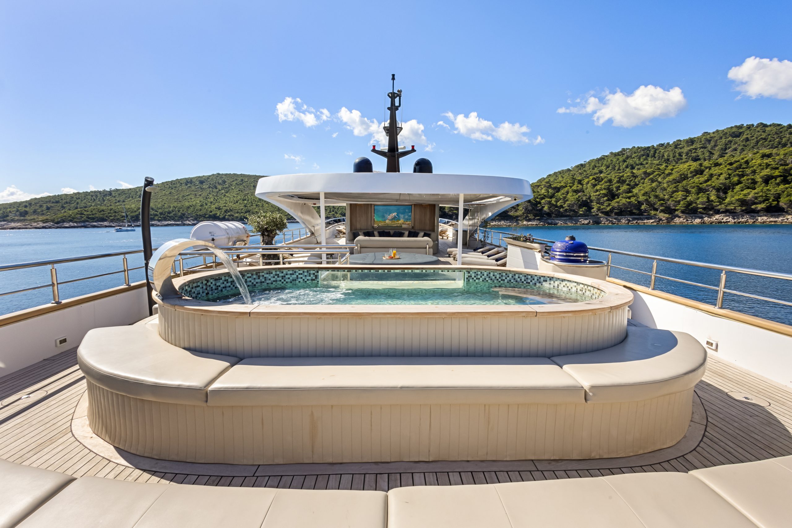 BELLA Pool - Sun deck stern