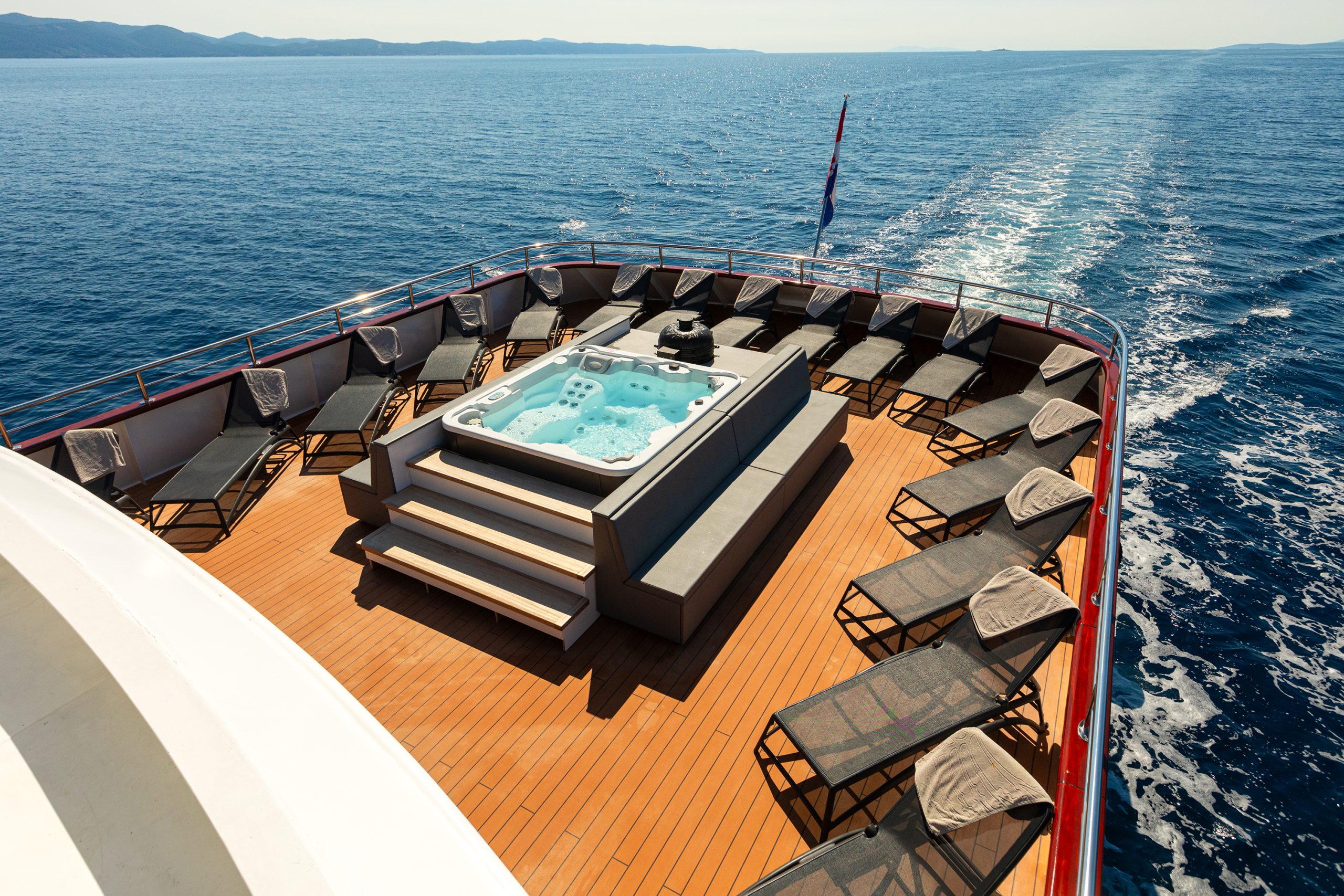 YOLO Jacuzzi and sun loungers - Sun deck Stern