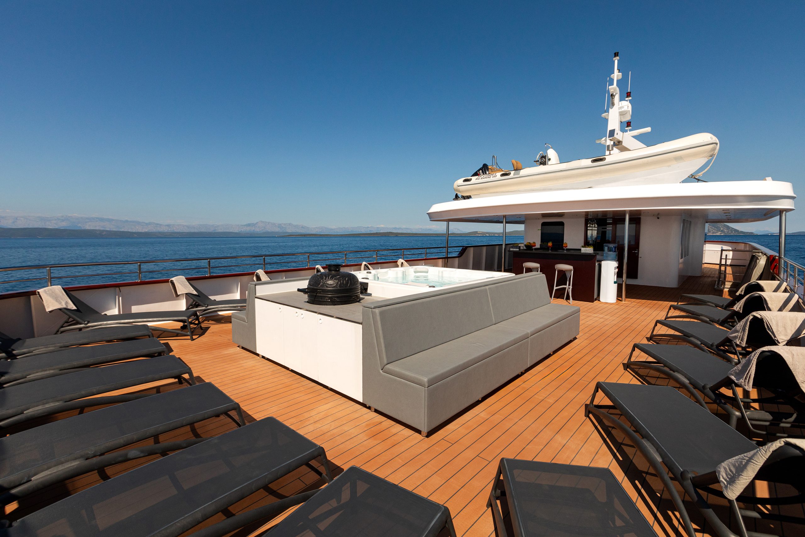 YOLO Jacuzzi and sun loungers - Sun deck Stern
