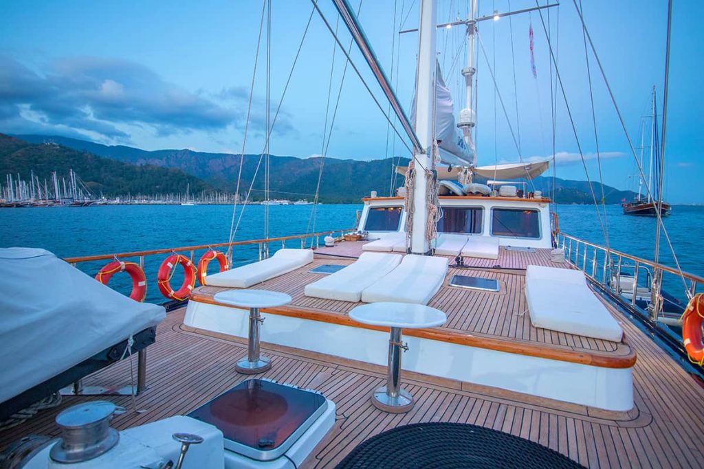 Yacht exterior image