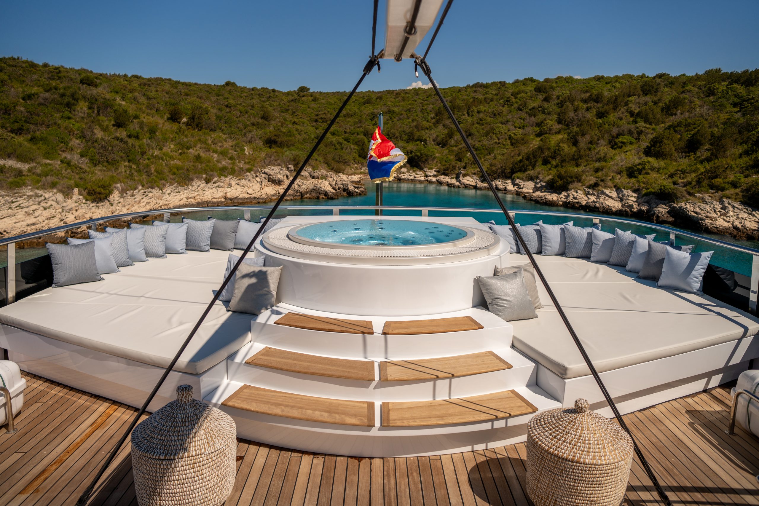 ANIMA MARIS Jacuzzi - Sun deck Aft