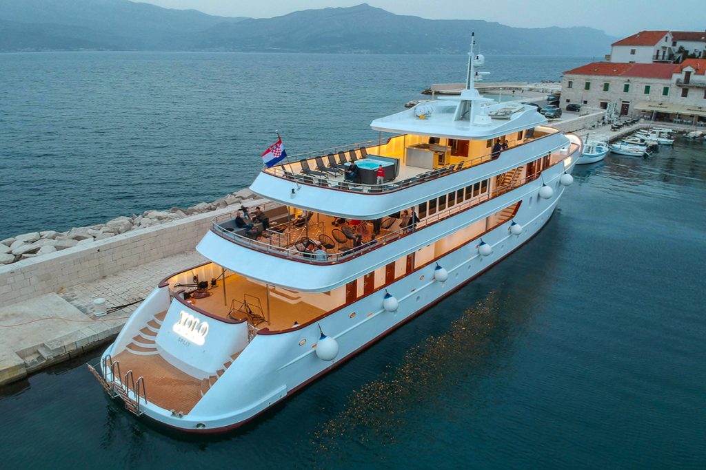 Yacht exterior image