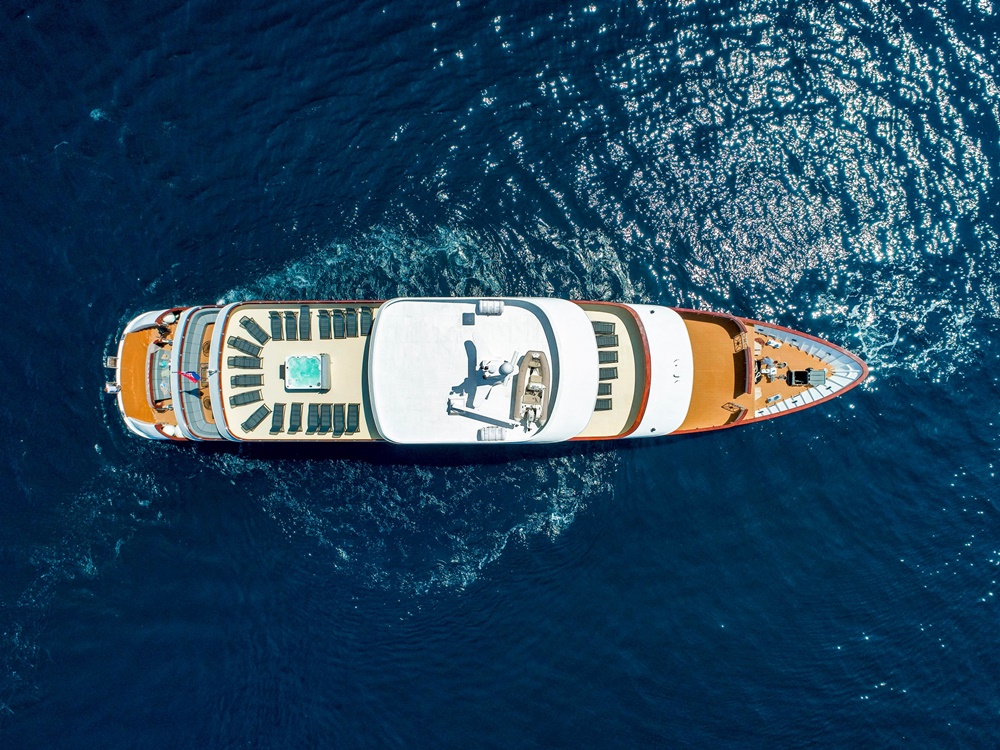 Yacht exterior image