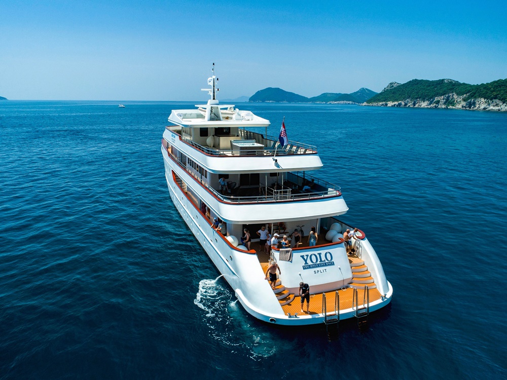 Yacht exterior image