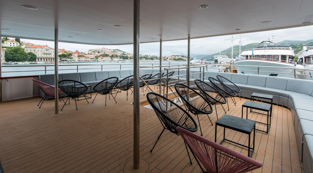 Yacht exterior image