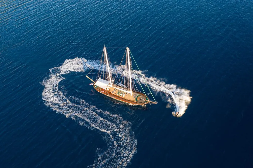 Yacht exterior image