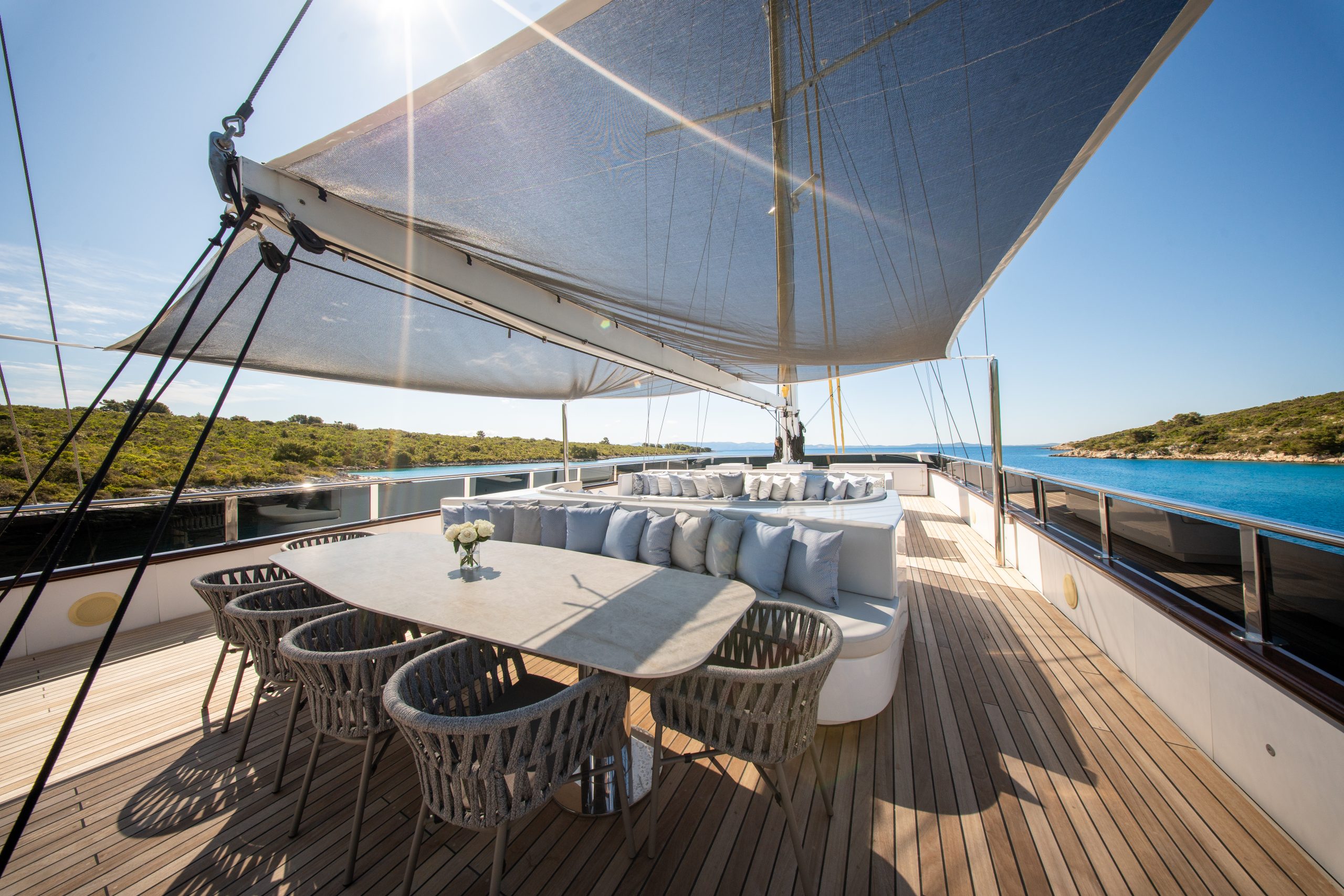ANIMA MARIS Al fresco dining - Sun deck