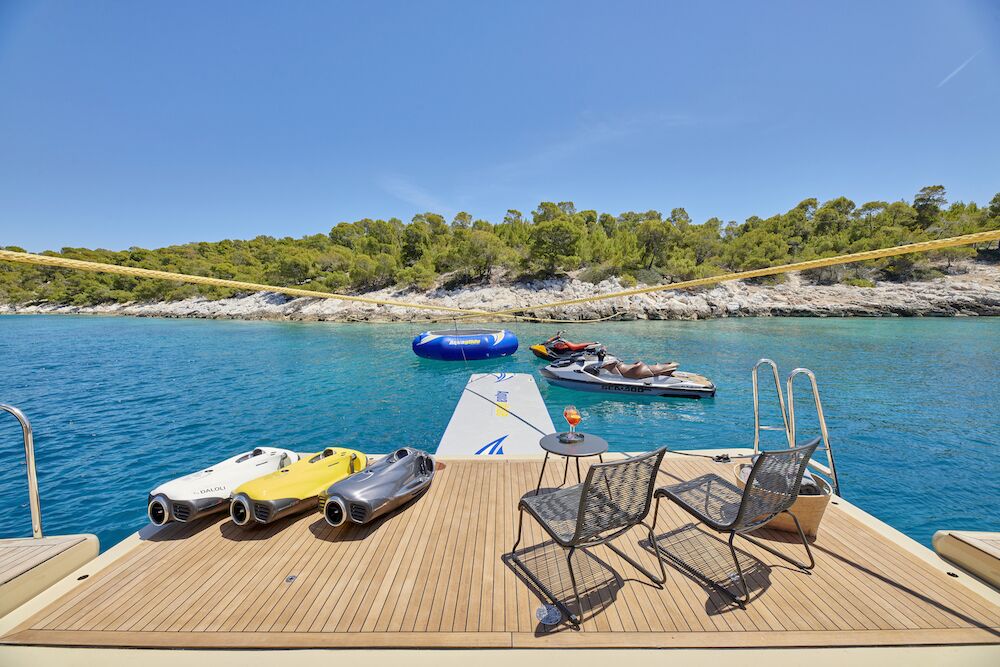 Yacht exterior image