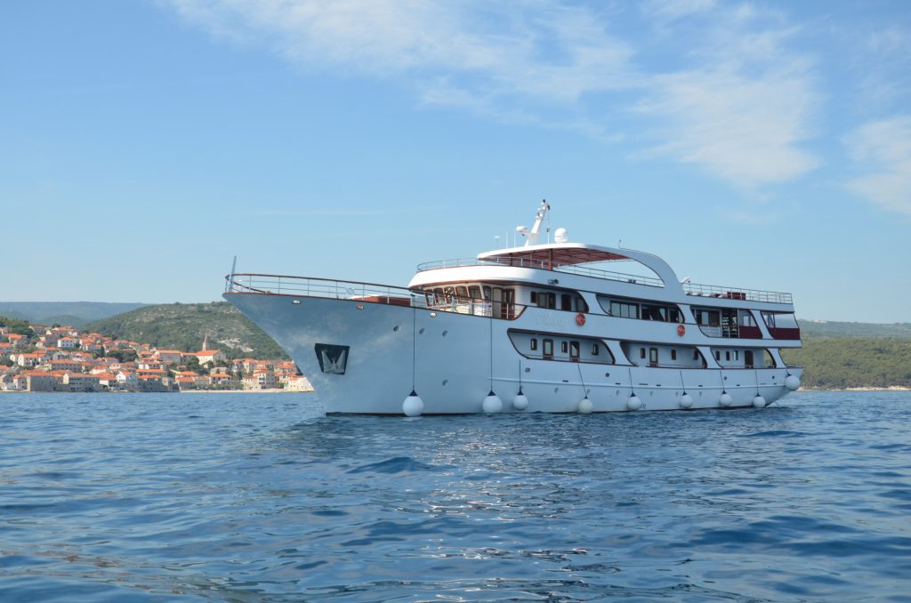 Yacht exterior image