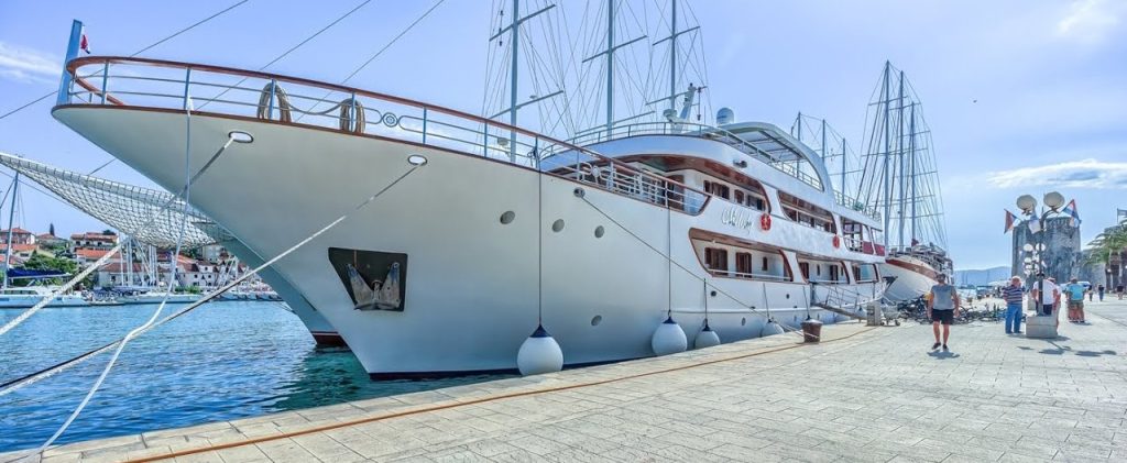 Yacht exterior image