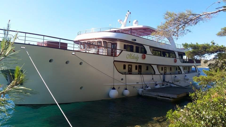 Yacht exterior image