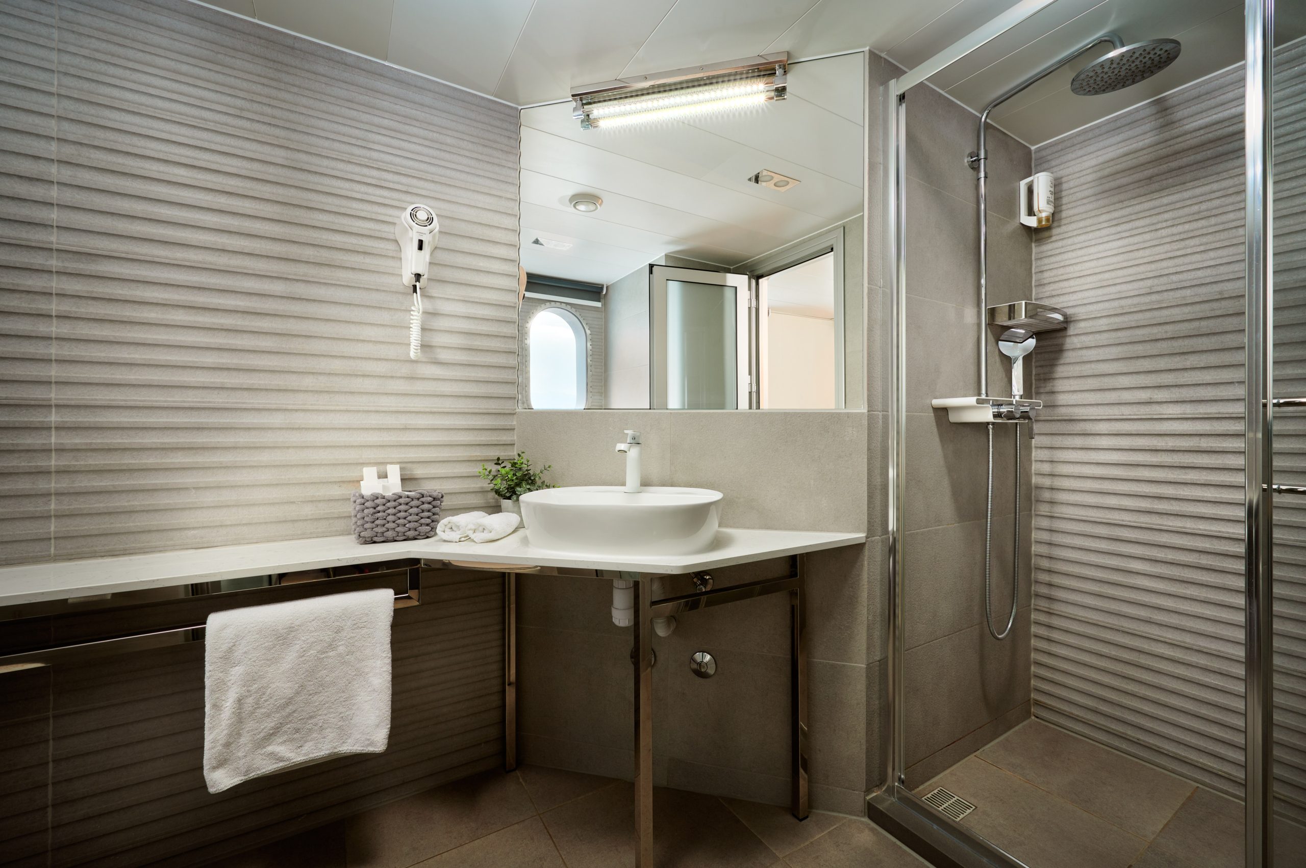 OHANA Triple stateroom en suite - Lower deck