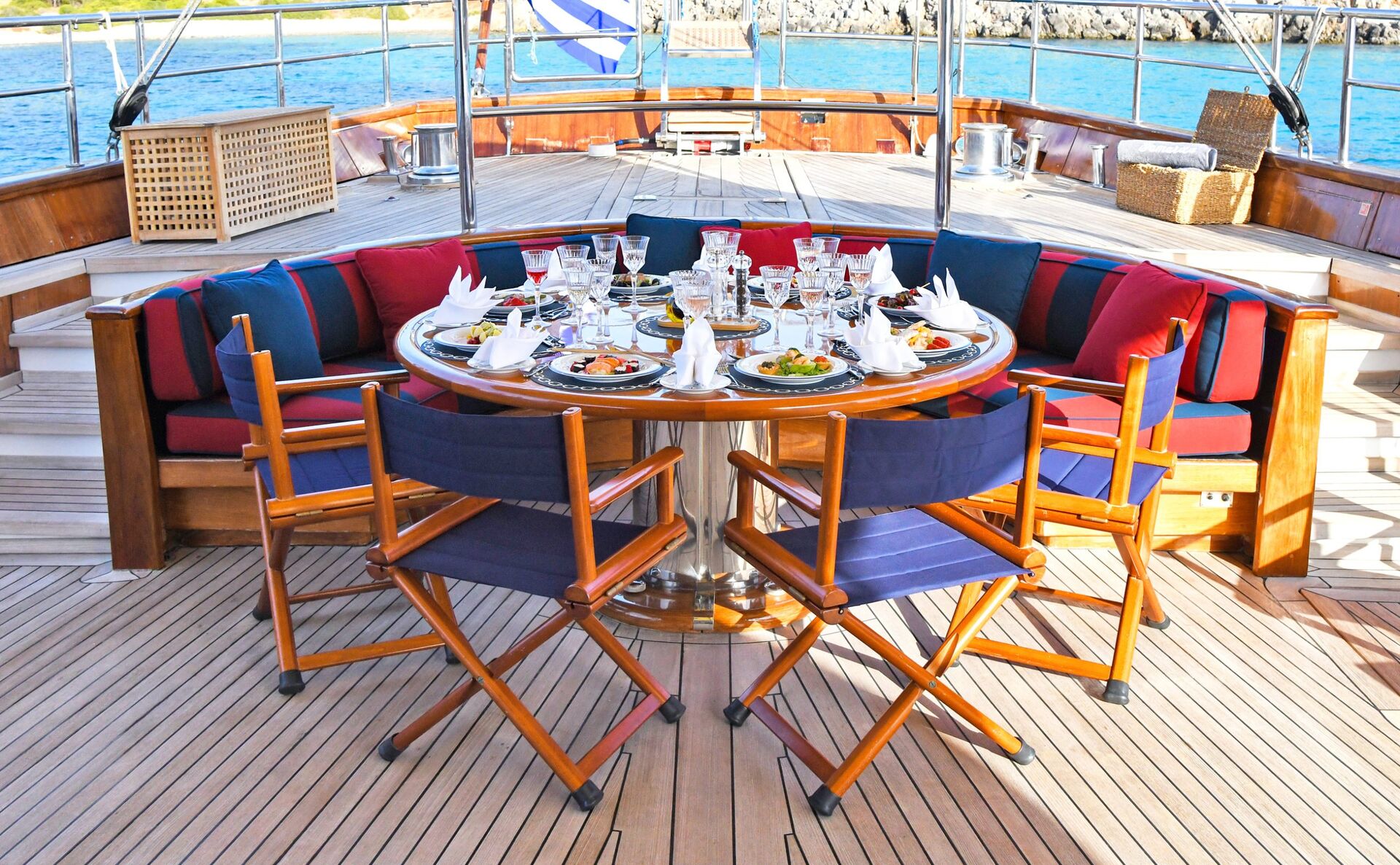 Yacht exterior image