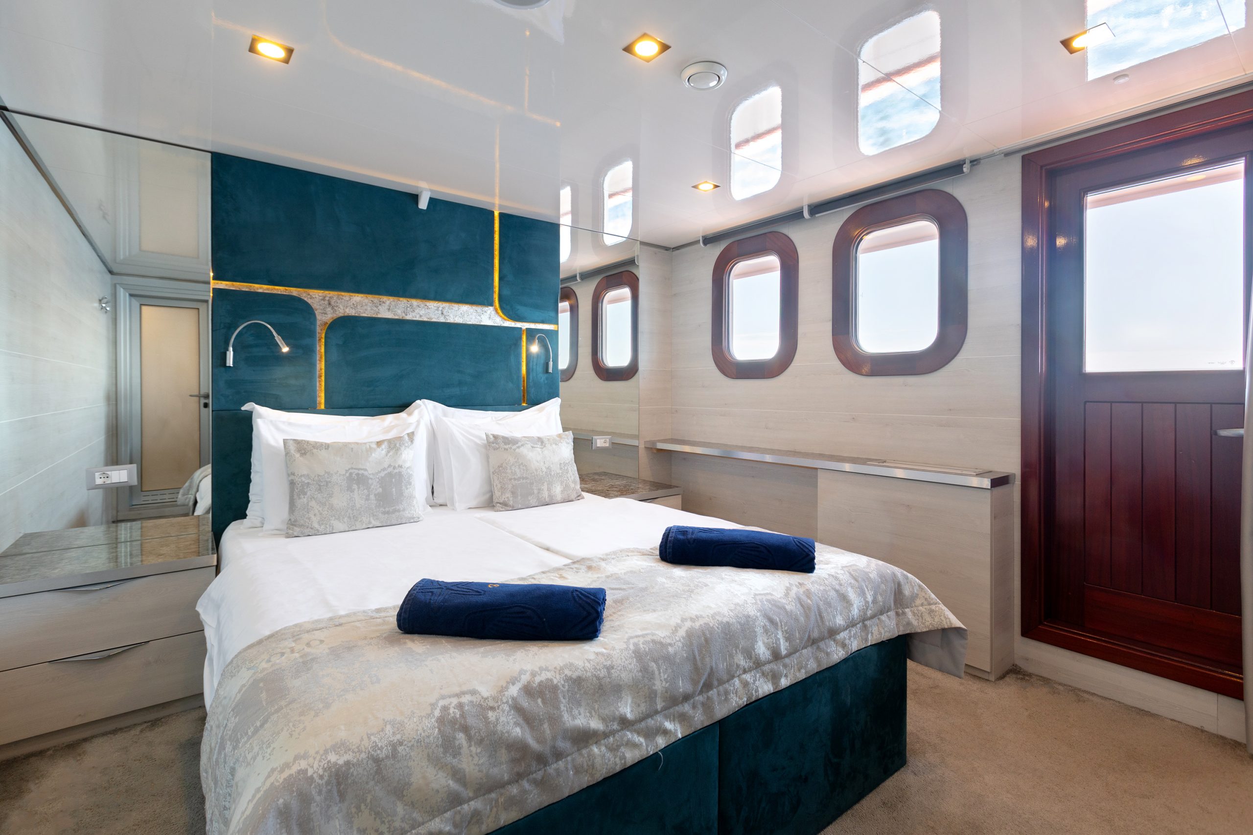 YOLO Double stateroom - Main deck