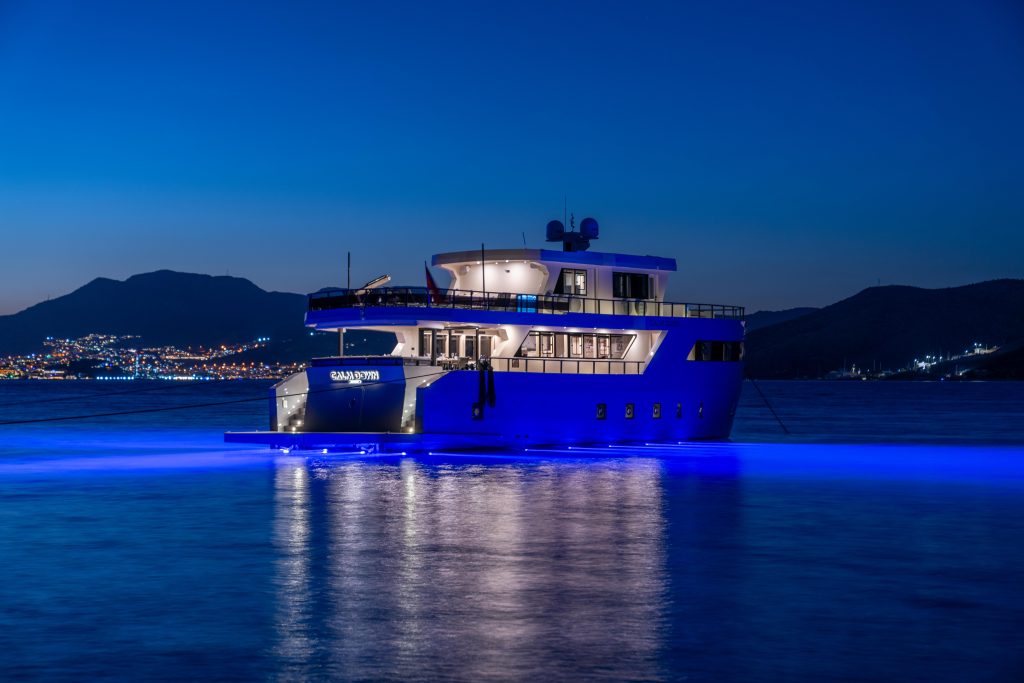 Yacht exterior image