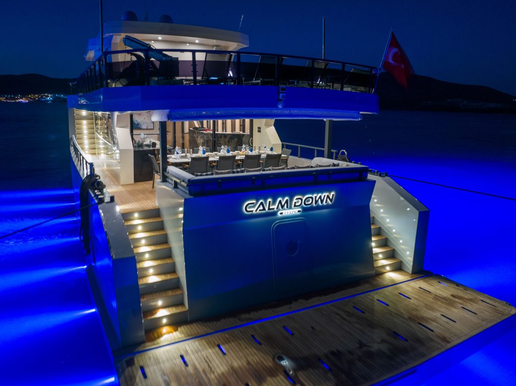 Yacht exterior image