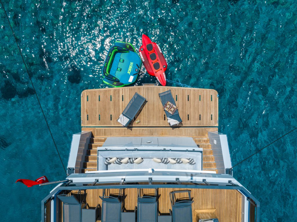 Yacht exterior image