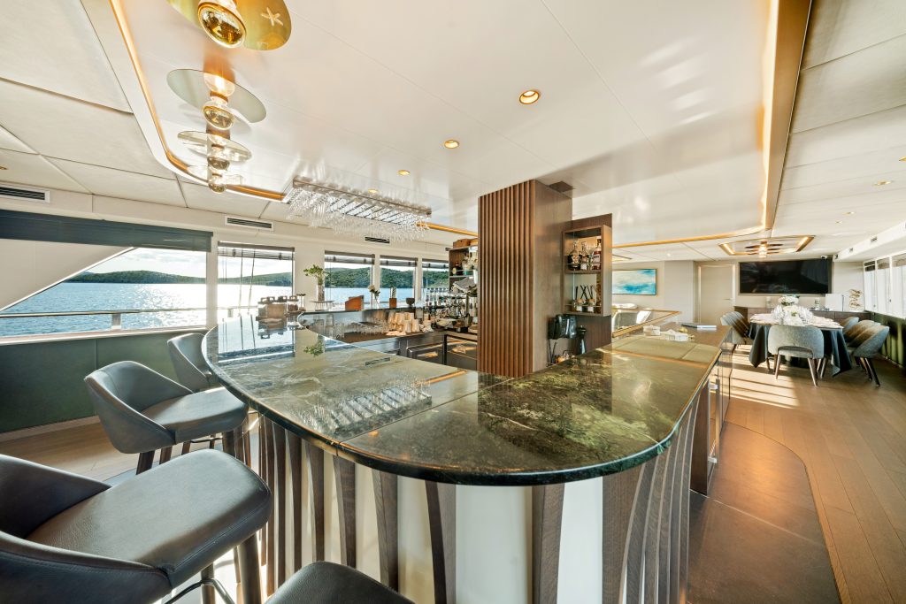 ANIMA MARIS Bar in salon - Main deck