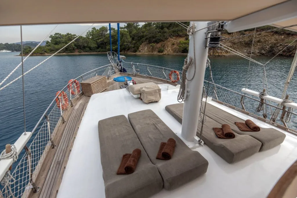 Yacht exterior image