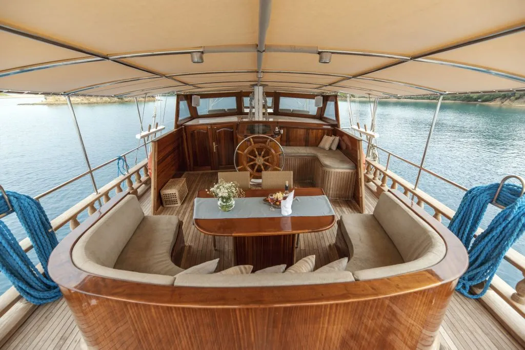 Yacht exterior image