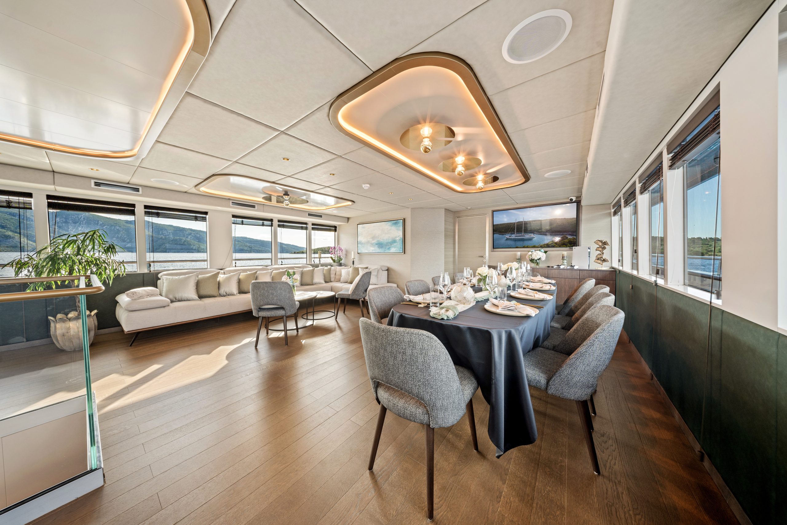 ANIMA MARIS Salon - Main deck