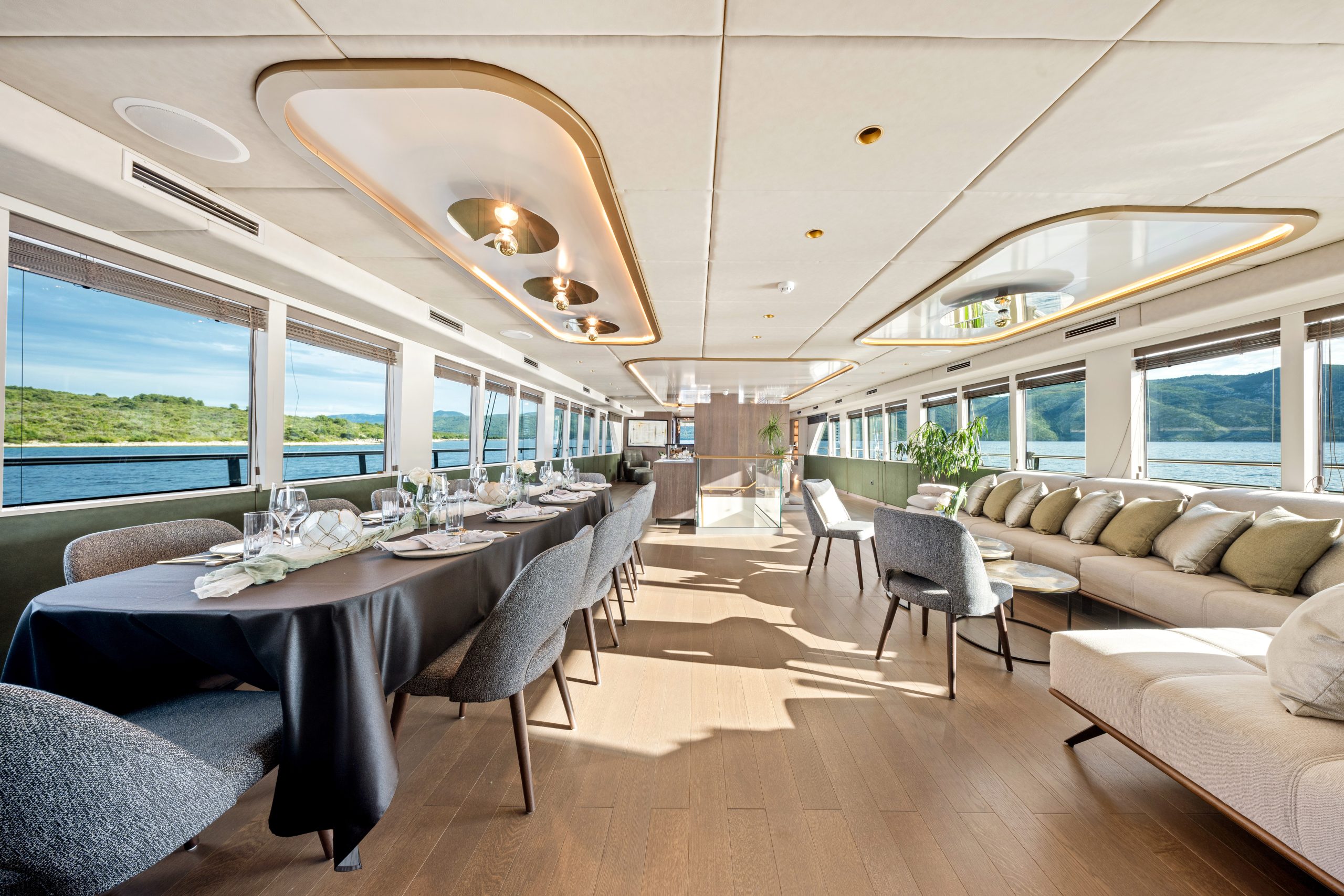 ANIMA MARIS Salon - Main deck