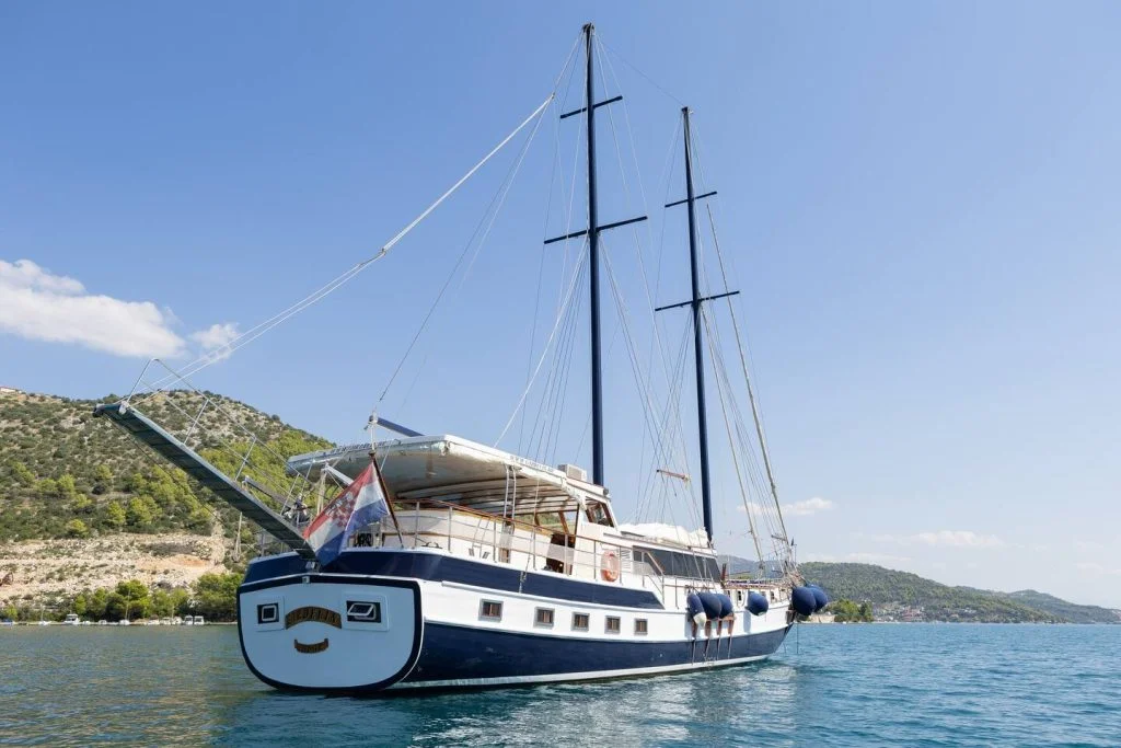 Yacht exterior image