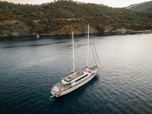 Yacht exterior image