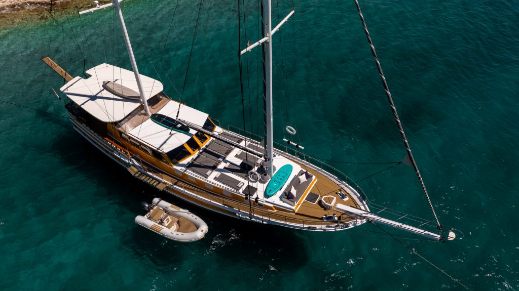 Yacht exterior image