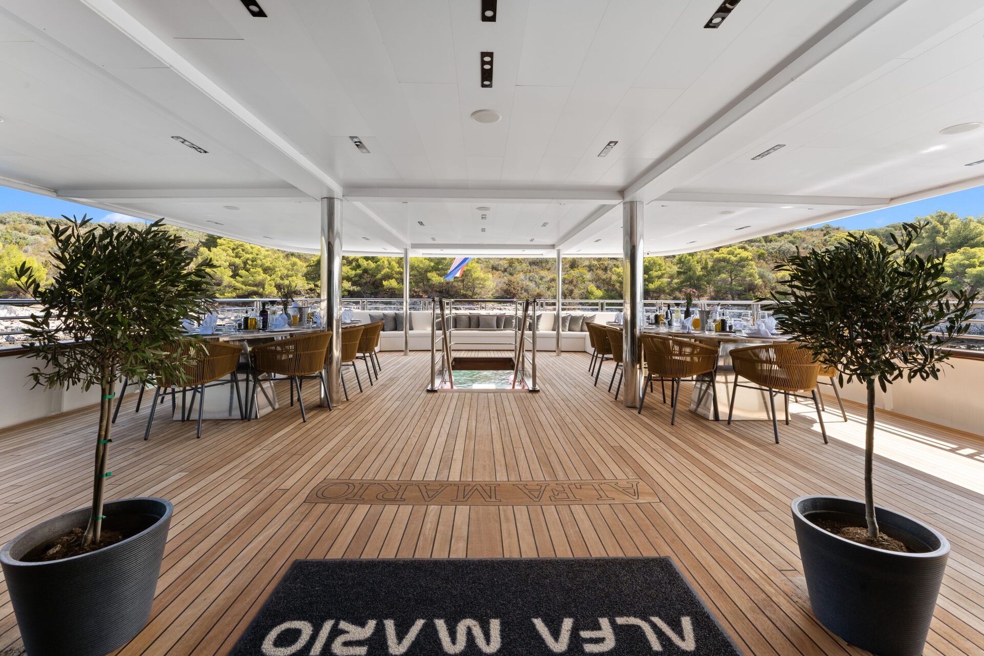 Yacht exterior image