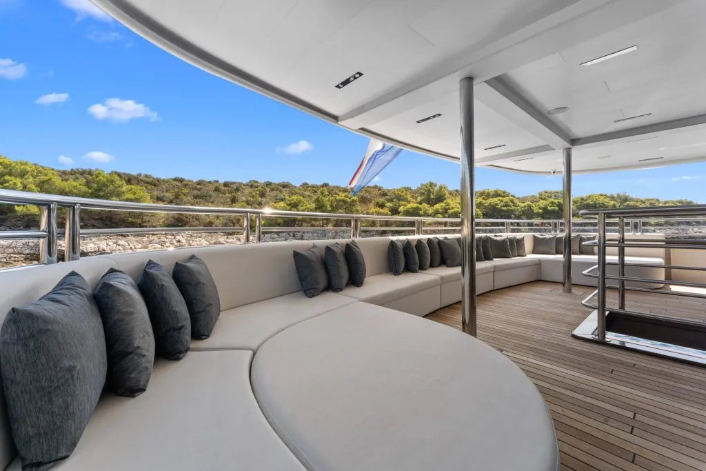 Yacht exterior image