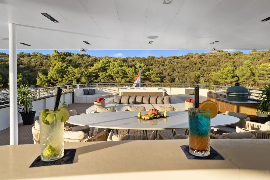 Yacht exterior image