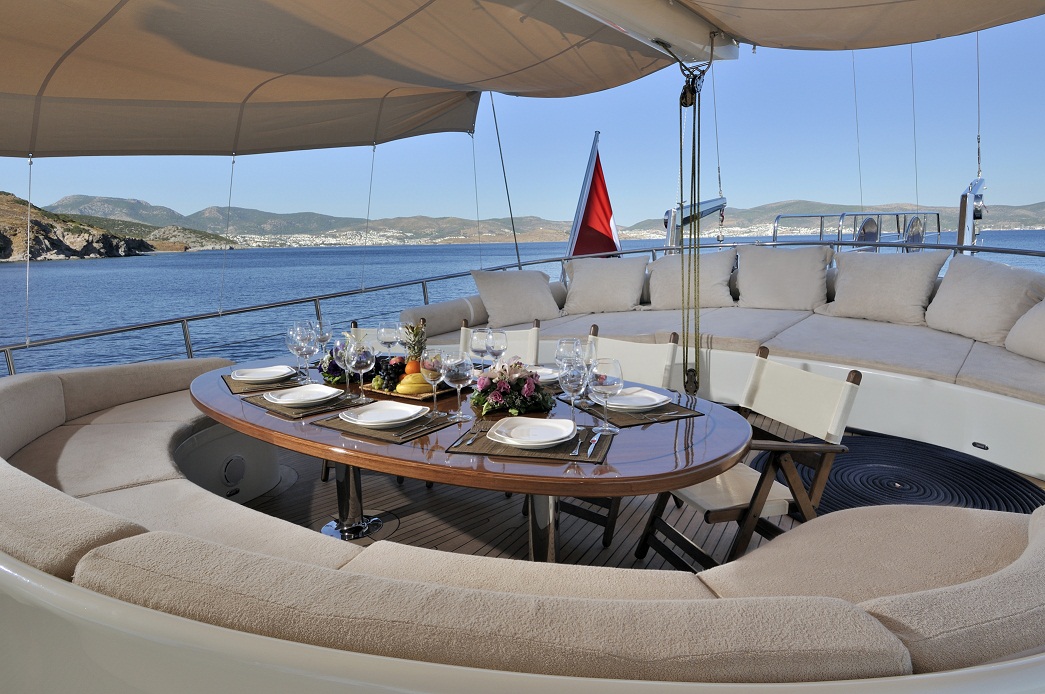 DOLCE MARE Aft deck