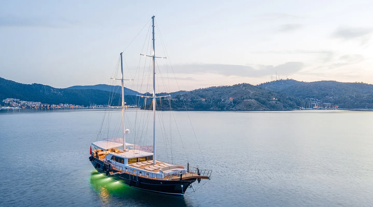 Yacht exterior image