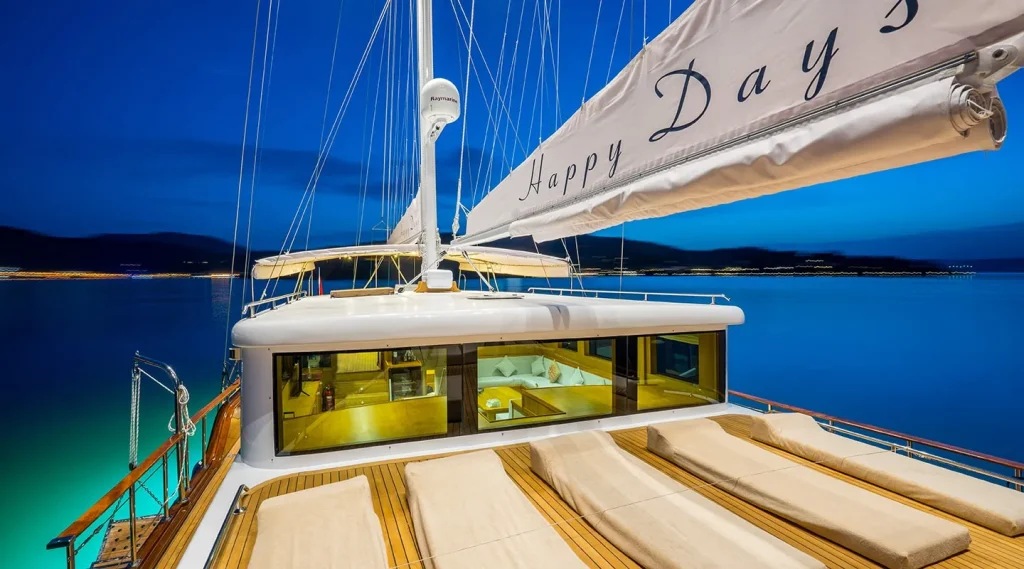 Yacht exterior image