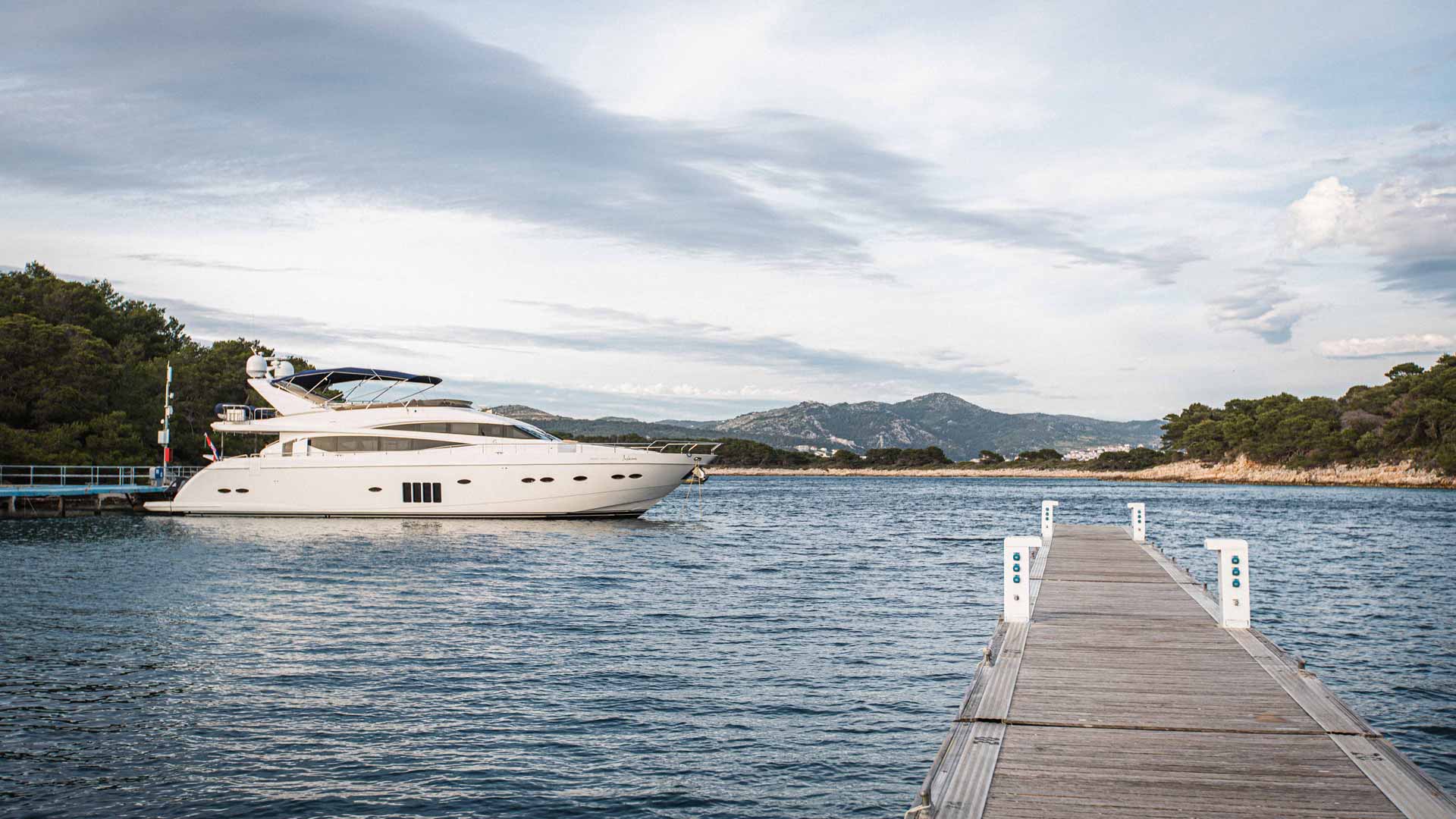 Yacht exterior image