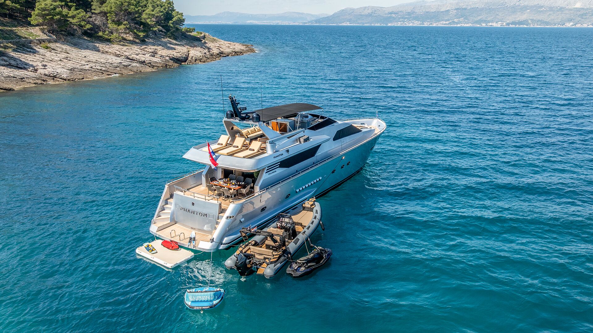 Yacht exterior image