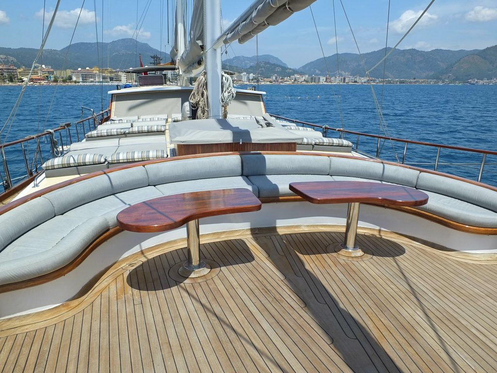 Yacht exterior image