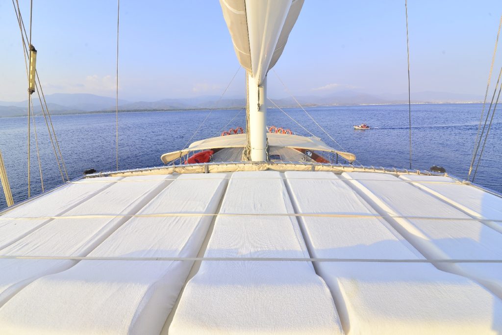 Yacht exterior image